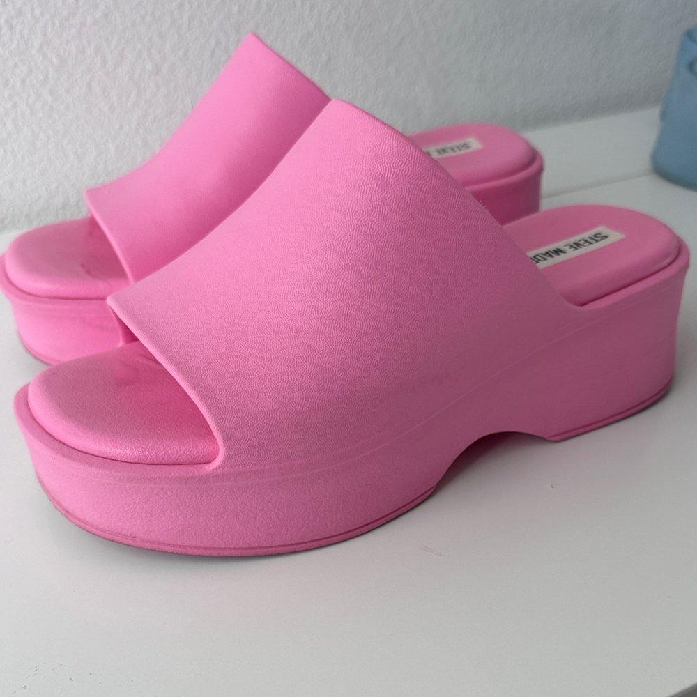 Steve Madden Bold Pink Platform Slides | Size 7 - Picture 3 of 4
